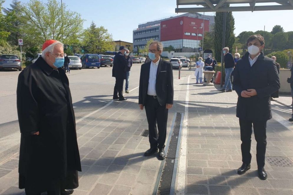 Il cardinale Bassetti durante la visita all'ospedale di Perugia - Asl Perugia