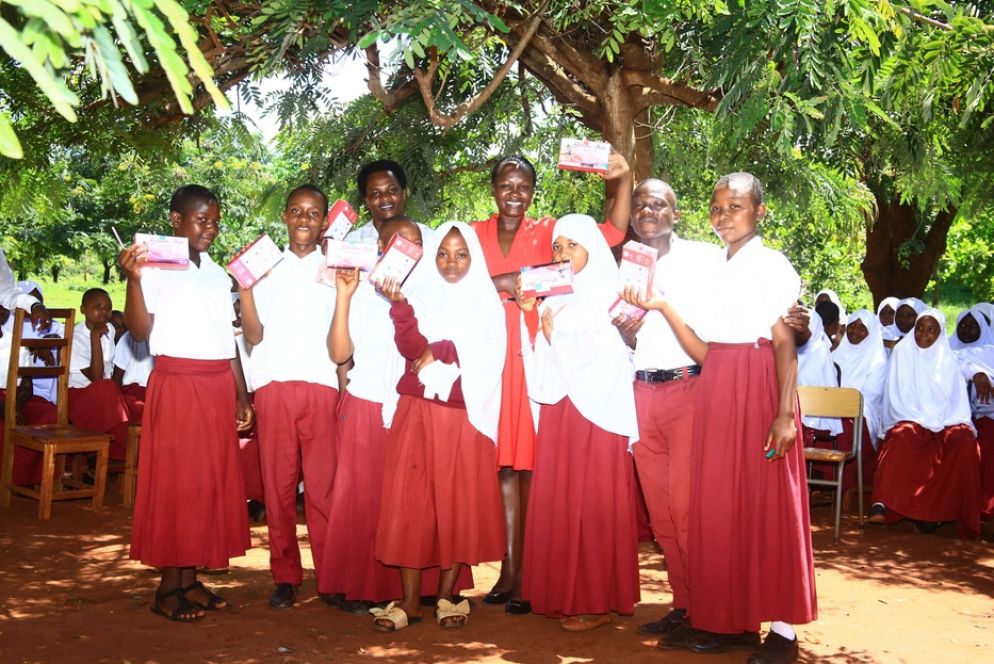 Lucy Odiwa tra le ragazze di un villaggio della regione di Simiyu, in Tanzania. a cui ha consegnato il suo kit di assorbenti riutilizzabili - .