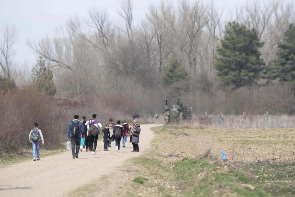 Rifugiati diretti verso il confine greco - Ansa