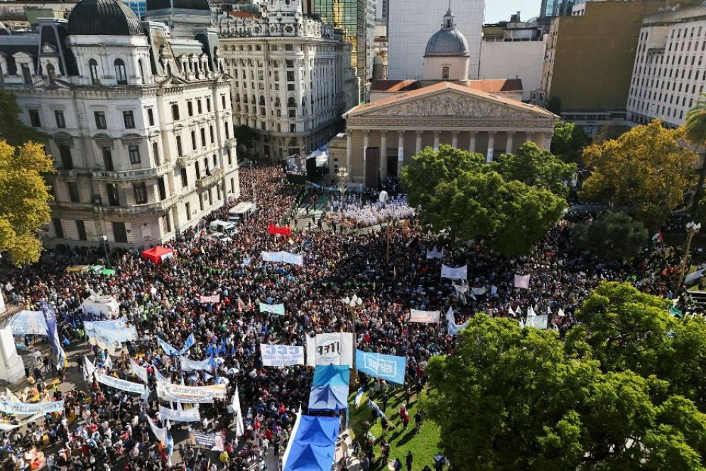 I fedeli di Baires hanno circondato letteralmente la Cattedrale per la Messa che ha replicato l’addio romano a Francesco seguito in tv a notte fonda - .