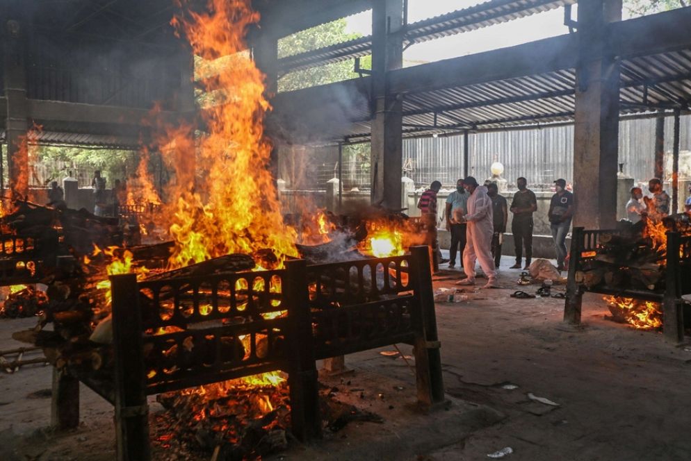 Tredici pazienti con Covid-19 sono morti stamattina in un incendio scoppiato in un ospedale alla periferia di Mumbai (ex Bombay), la più grande città dell'India. "Diciassette pazienti erano nell'unità di terapia intensiva del Vijay Vallabh Hospital quando è avvenuto il rogo: 13 sono morti e gli altri quattro sono stati trasferiti in altre strutture", hanno comunicato i vigili del fuoco. - Ansa