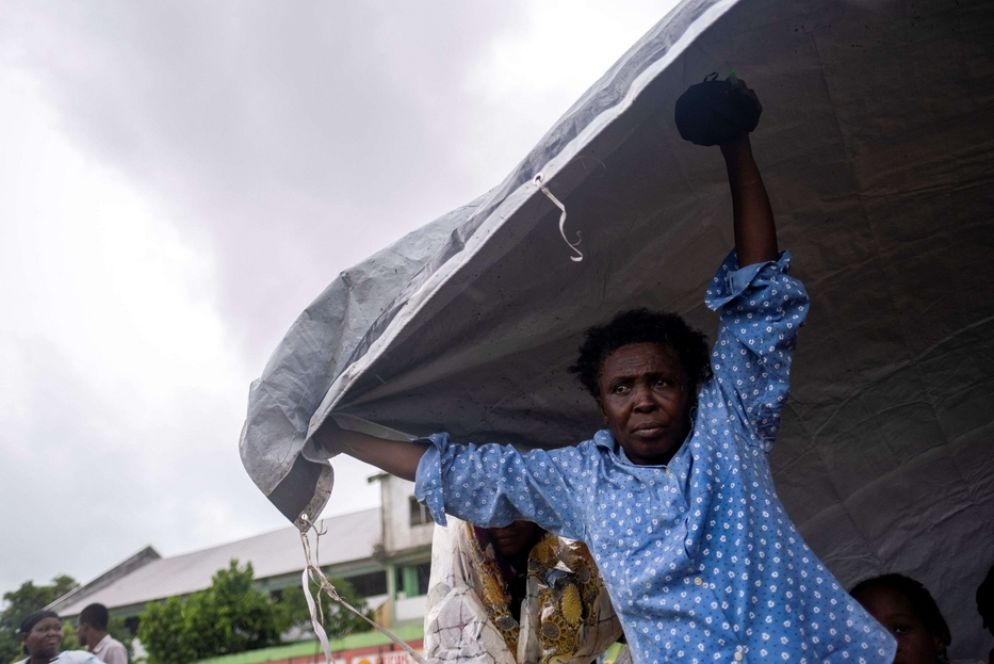 I colpiti cercano di ripararsi dalle piogge sotto i teli - Reuters