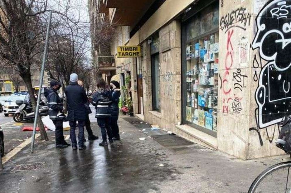 Lo stesso luogo senza le coperte dei senza tetto fatte eliminare dalla Polizia Muncipale - foto pagina Facebook di Barbara Funari