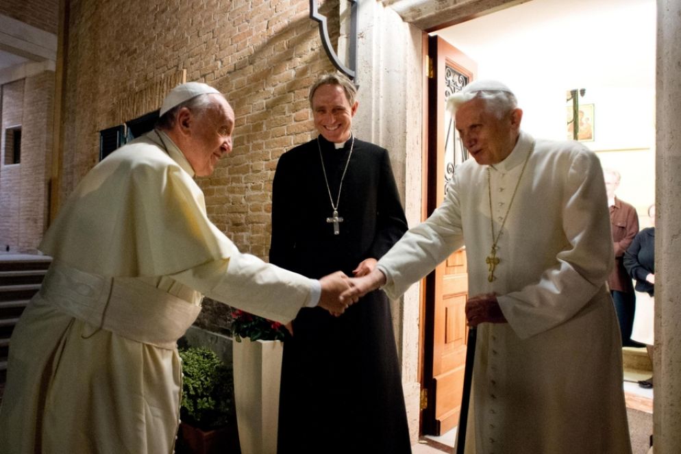 George Gaenswein al centro, tra papa Francesco e Benedetto XVI nel Natale del 2013 - Ansa/Osservatore Romano