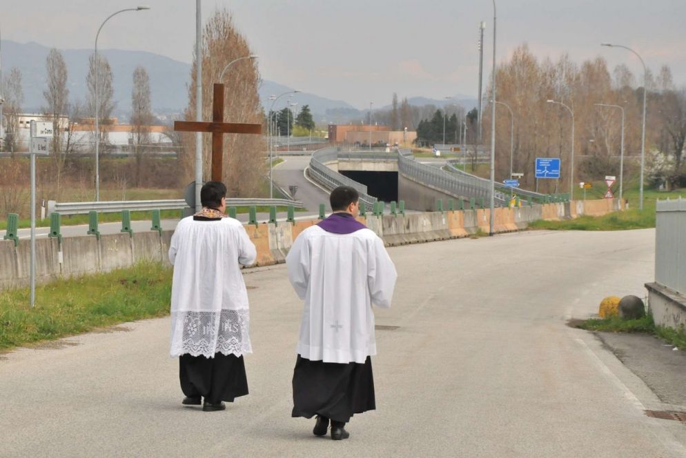 I sacerdoti dell’unità pastorale di Lambrugo e Lurago d’Erba mentre benedicono i due paesi - Facebook unità pastorale di Lambrugo e Lurago d’Erba