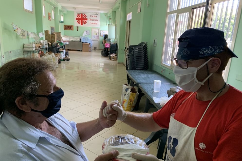 L'impegno delle Caritas diocesane e parrocchiali nell'emergenza sanitaria - Ansa