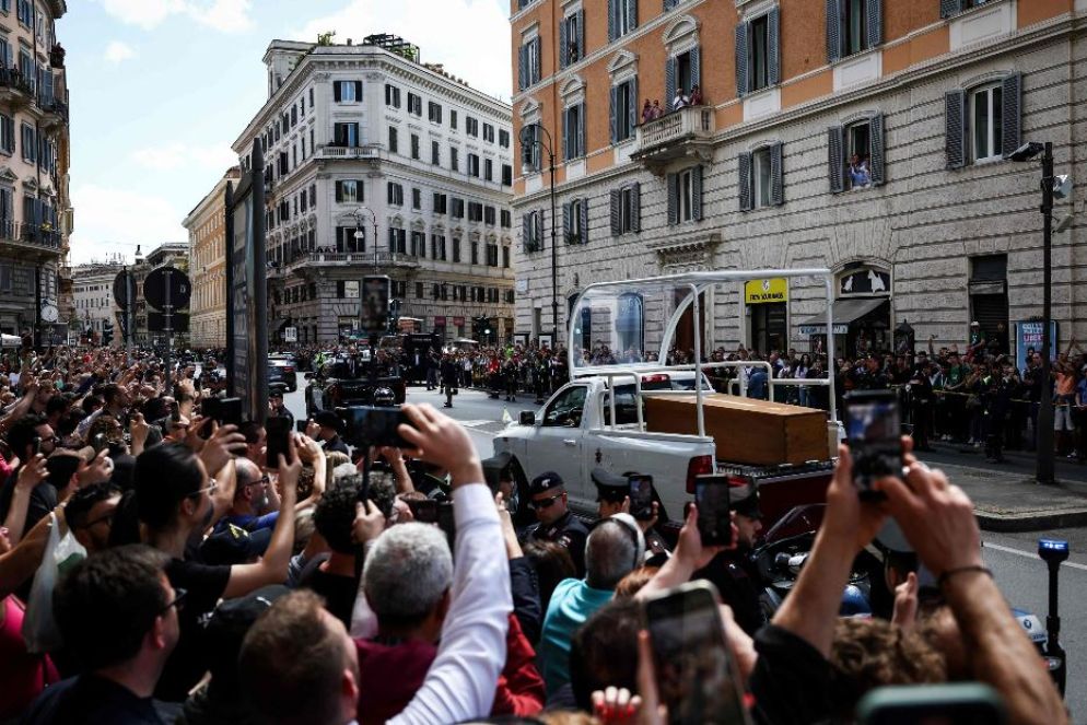 La folla lungo il corteo funebre a Roma per portare il feretro di papa Francesco da San Pietro alla Basilica di Santa Maria Maggiore - Ansa