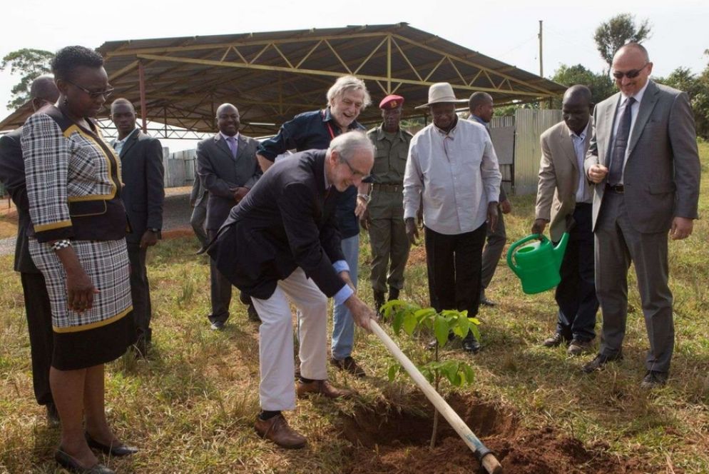 L'inizio: Renzo Piano dà il primo colpo di piccone per lo scavo delle fondamenta, alle sue spalle Gino Strada - Foto Emergency