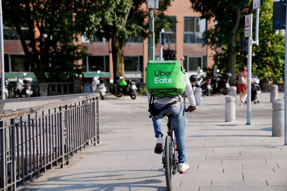 Un rider per le strade di Milano - Fotogramma