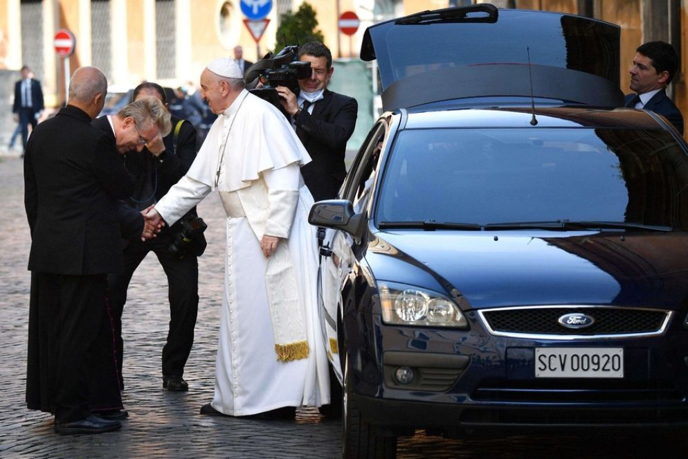 Il Papa arriva al santuario di Santo Spirito in Sassia - Ansa