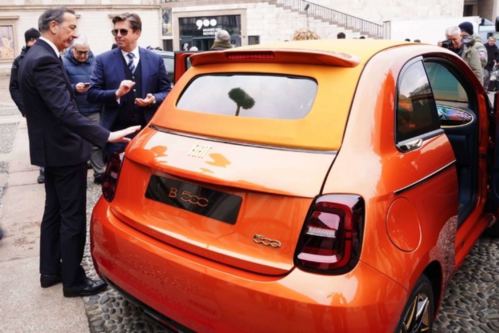 Beppe Sala e Olivier Francoise con la nuova 500e - Fotogramma