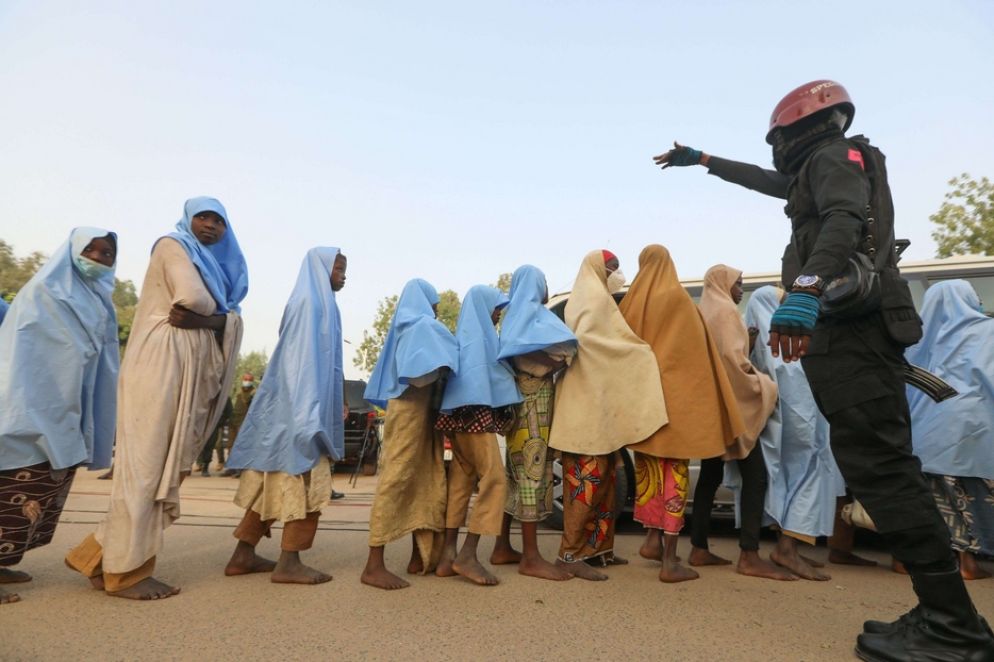 Dopo il rilascio, le ragazze in fila seguono gli ordini delle forze di sicurezza - Reuters