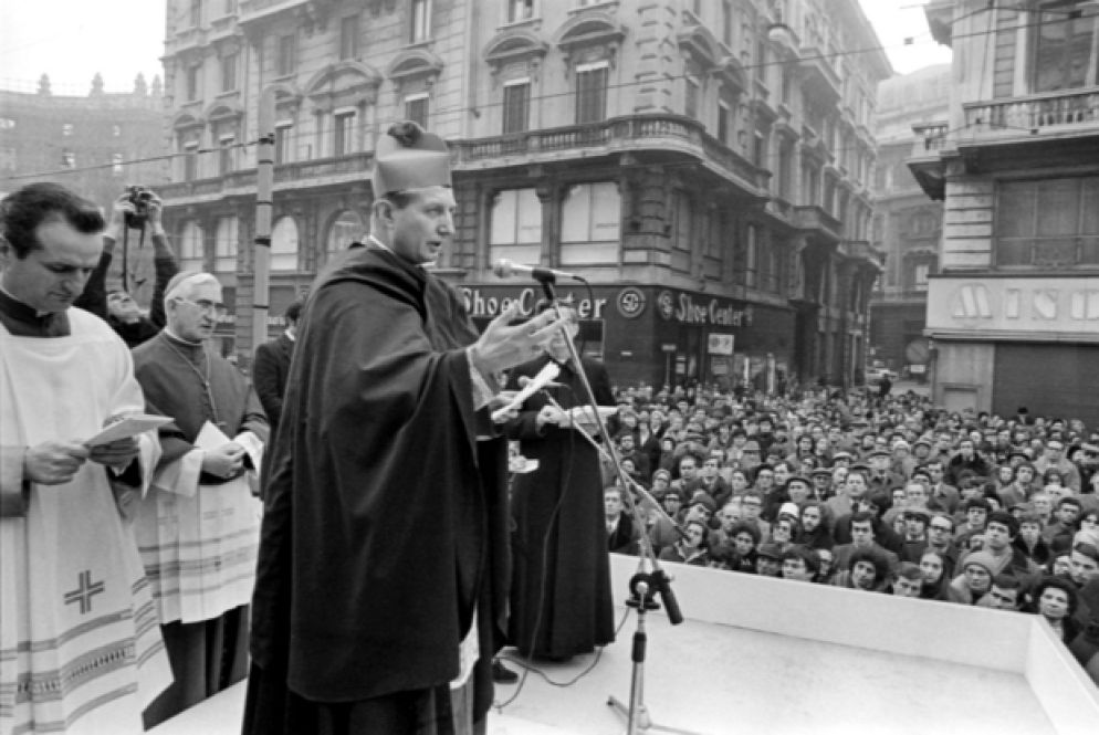 Martini parla in piazza Duomo ai milanesi nel giorno del suo ingresso - Archivio Fotogramma