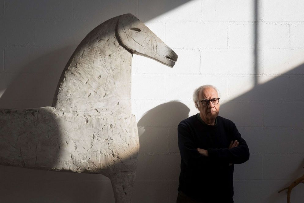 Il maestro di Paduli Mimmo Paladino nasce nel 1948 a Paduli, nel Beneventano. È tra i principali esponenti della transavanguardia, movimento fondato da Achille Bonito Oliva nel 1980 che individua un ritorno alla pittura. Ha realizzato opere d’intonazione arcaica, accentuate dall’uso di simboli greco-romani, etruschi e paleocristiani. Fonde elementi figurativi e riferimenti artistici di numerose aree culturali. È sua l’opera “Porta di Lampedusa-Porta d’Europa” realizzata nell’isola. Paladino aveva già illustrato il Lezionario liturgico della Cei datato 2007 e il nuovo Evangeliario ambrosiano promulgato nel 2011. - .