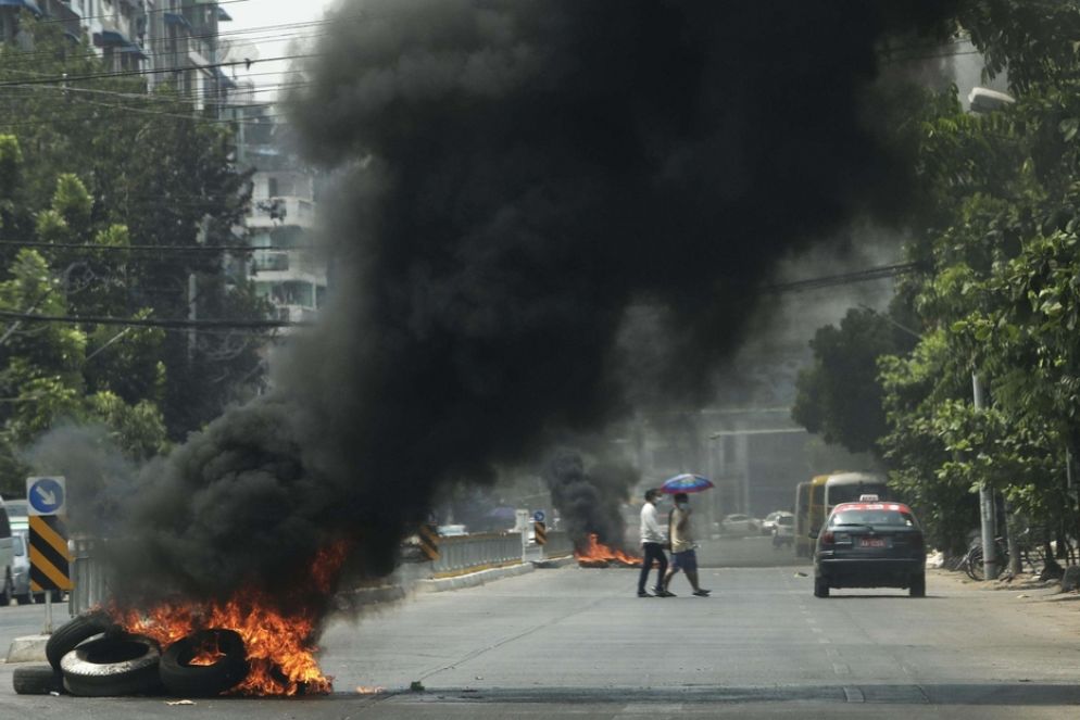 Pneumatici bruciati per le strade di Yangon - Ansa