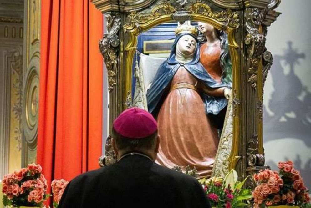 Il vescovo Gallese davanti all'immagine della Madonna della Salve - Dal sito www.diocesialessandria.it
