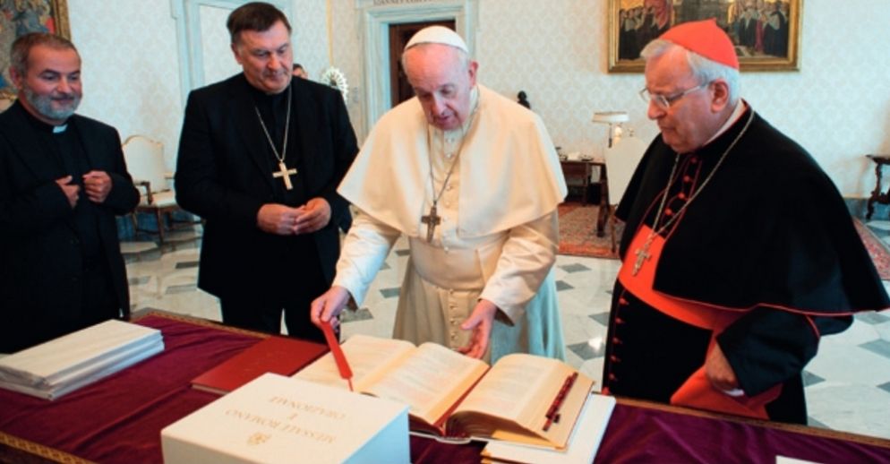 Il Papa mentre riceve il nuovo Messale in italiano dal cardinale Bassetti e dal vescovo Maniago - L'Osservatore Romano