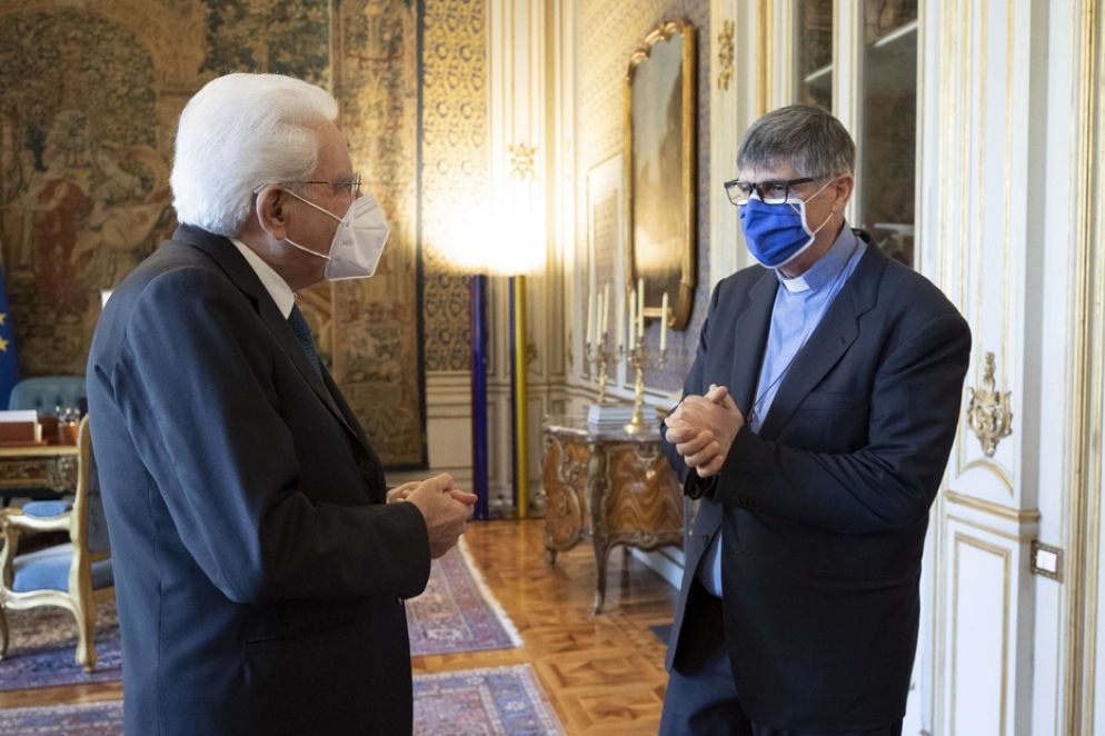 Il presidente della Repubblica Sergio Mattarella incontra don Maurizio Patriciello con una rappresentanza di ragazzi del Parco Verde di Caivano - foto di Francesco Ammendola - Ufficio per la Stampa e la Comunicazione della Presidenza della Repubblica