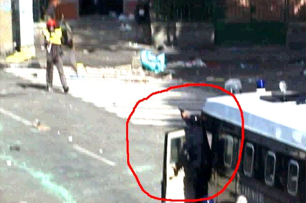 Una delle foto simbolo degli scontri del G8 di Genova del 2001: una pistola spunta da una camionetta dei carabinieri - Ansa