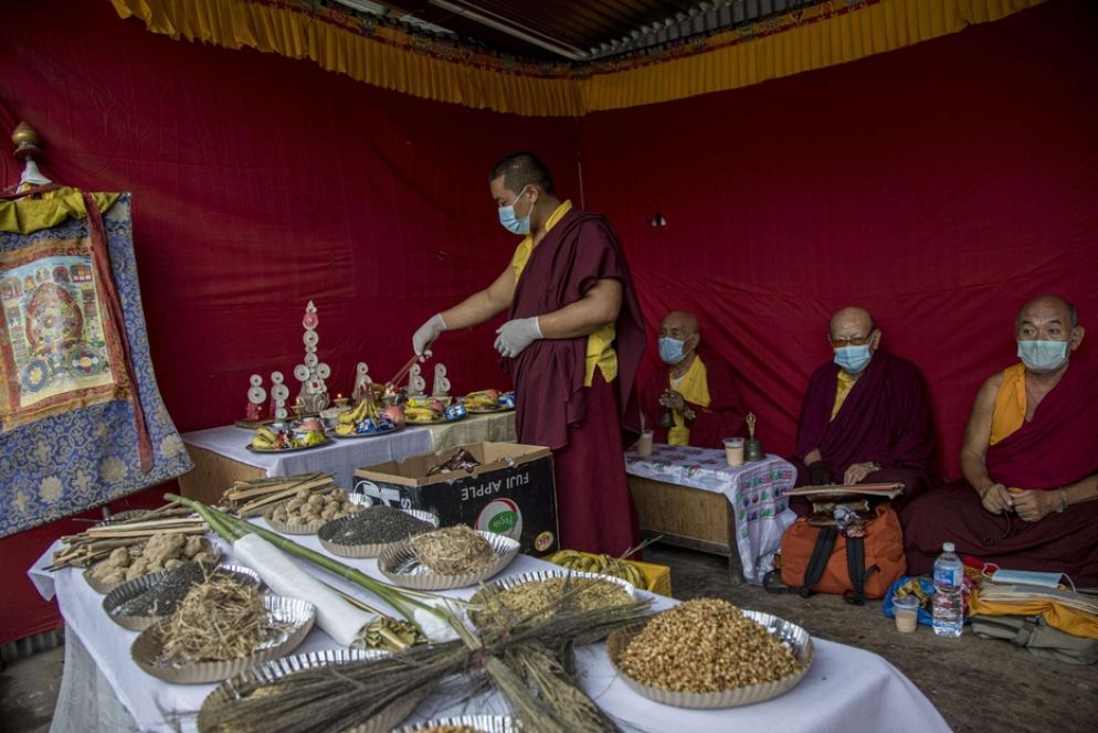 La cerimonia religiosa prima della cremazione - Ansa