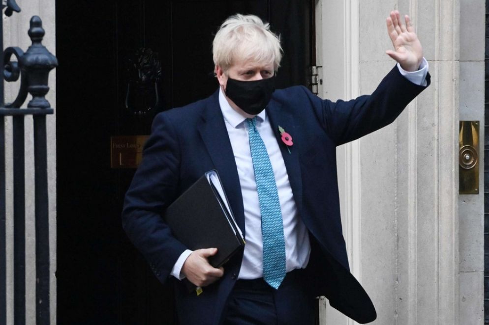 Boris Johnson lascia Downing street per andare a Westminster a difendere davanti ai deputati il nuovo lockdown nazionale - Ansa