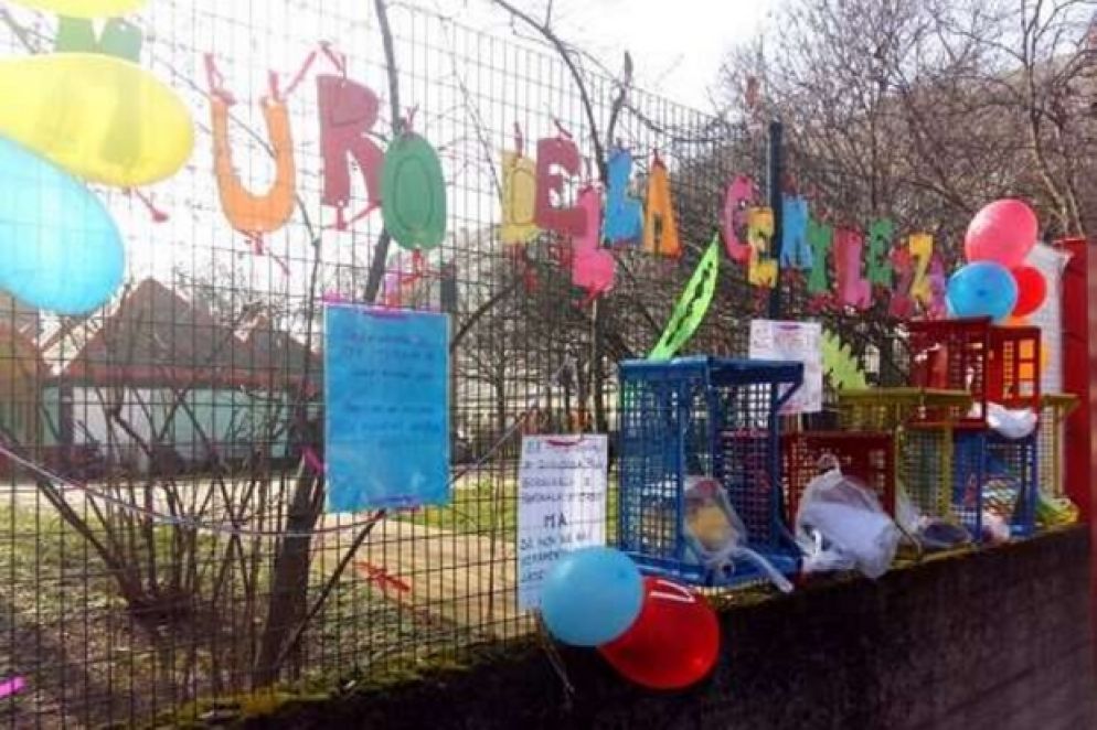 Il muro della gentilezza a Bologna lo hanno ideato le tate dell’asilo nido ‘La Trottola’, per aiutare i bambini in difficoltà: chiunque può prendere giocattoli e vestiti in caso di necessità