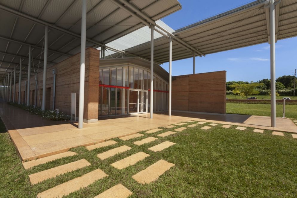 Pannelli fotovoltaici e rivestimento isolante per la sostenibilità ambientale dell'edificio - Foto Marcello Bonfanti