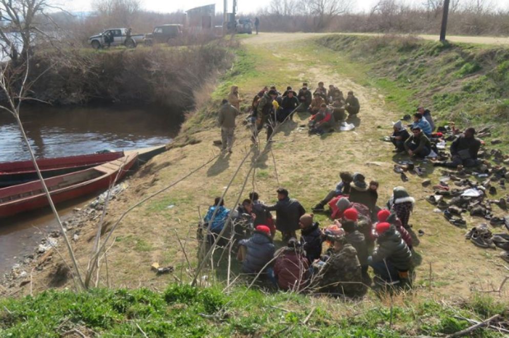 Un gruppo di profughi bloccato sul fiume Evros dai "cacciatori" che hanno tolto loro le scarpe, ammassate tutto su un lato, in attesa che arrivi la polizia a portarli nei centri di detenzione - Dai social
