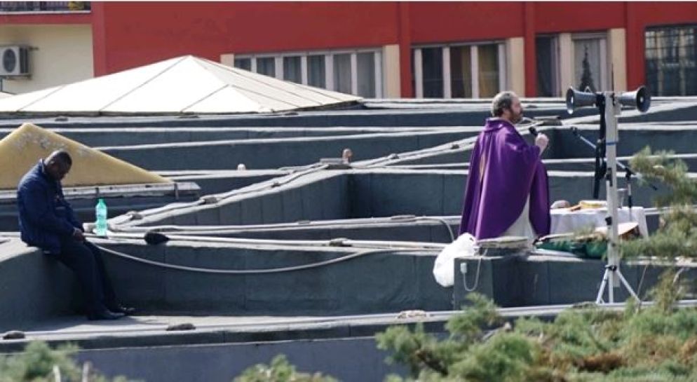 Padre Raffaele sul tetto della chiesa. A sinistra, il viceparroco padre Jean Kambou, della Costa d'Avorio - Foto di Giovanni Nannini