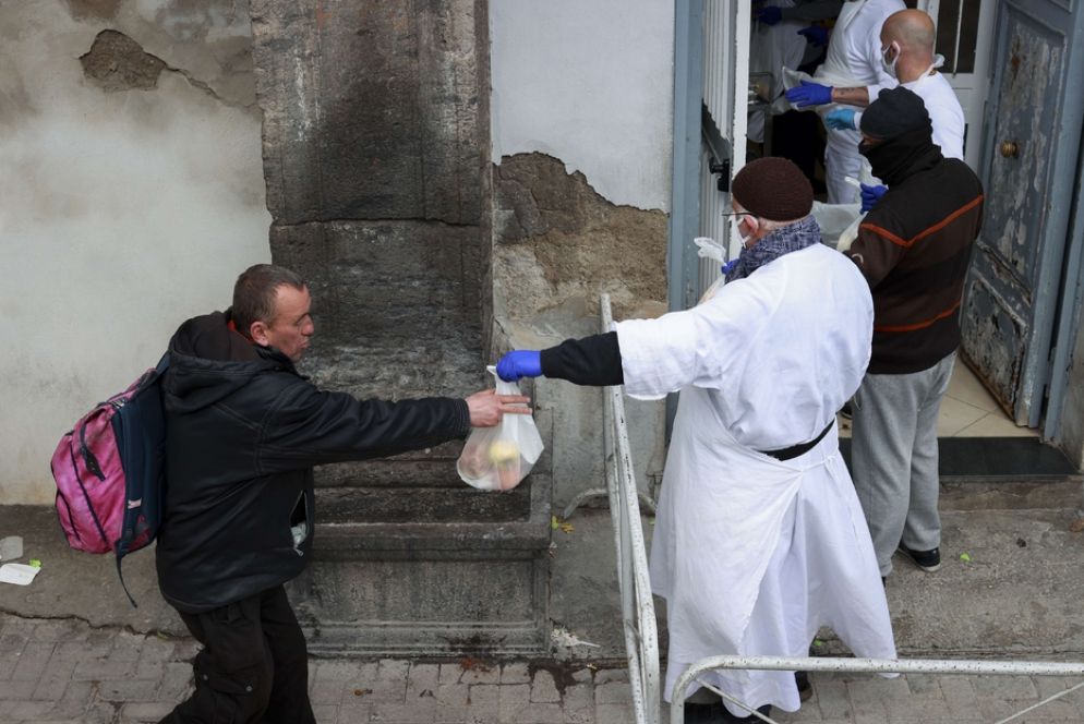 La distribuzione dei pasti agli indigenti - Fotogramma