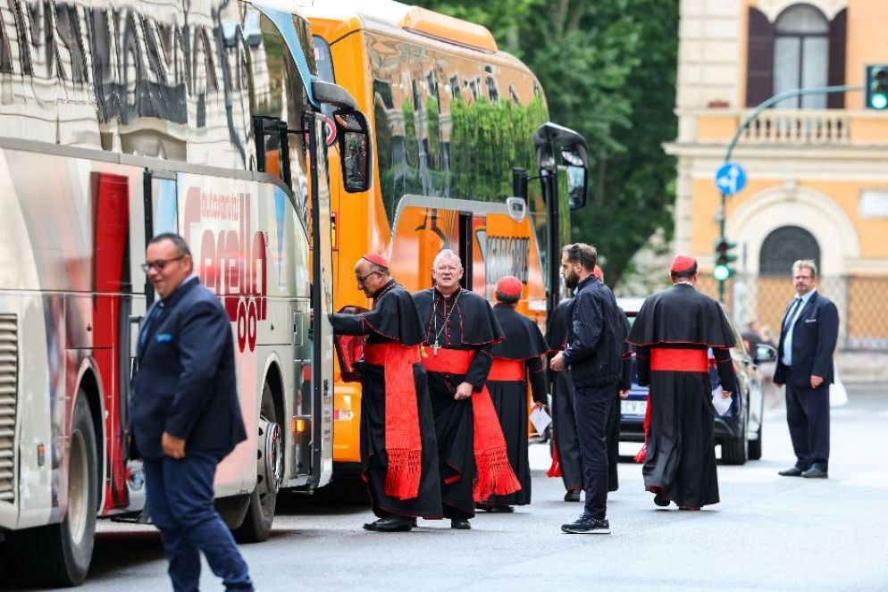 L'arrivo dei cardinali in pullman alla Basilica di Santa Maria Maggiore - Reuters