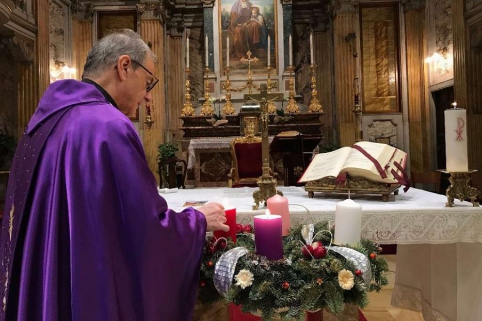 Un sacerdote accende le candele della corona d'Avvento - Parrocchia di Sant'Anna in Vaticano