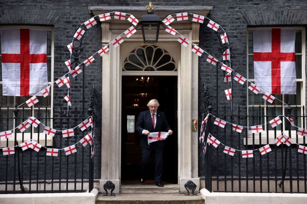 Downing street addobbata con le croci di san Giorgio per la finale degli europei - Reuters