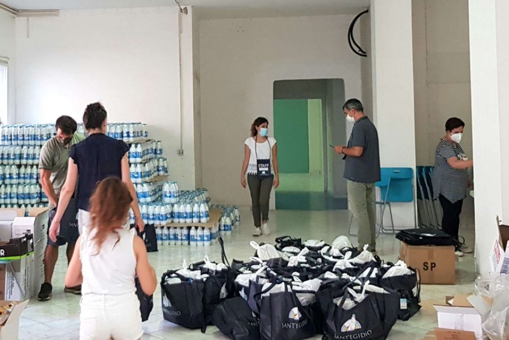 I volontari della Comunità di Sant'Egidio preparano i pacchi viveri da distribuire