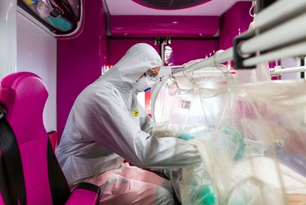 Così i medici si prendono cura ef effettuano prelievi e infusioni sui malati all'ospedale Columbus Covid di Roma - Reuters