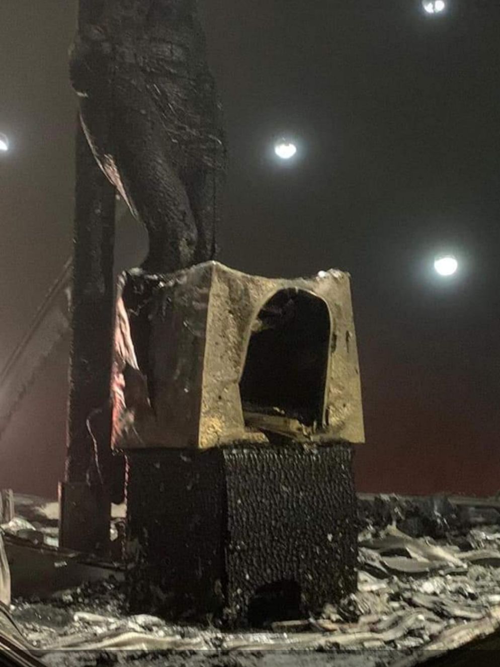 La devastazione causata dalla bomba molotov lanciata contro il Crocifisso - Social