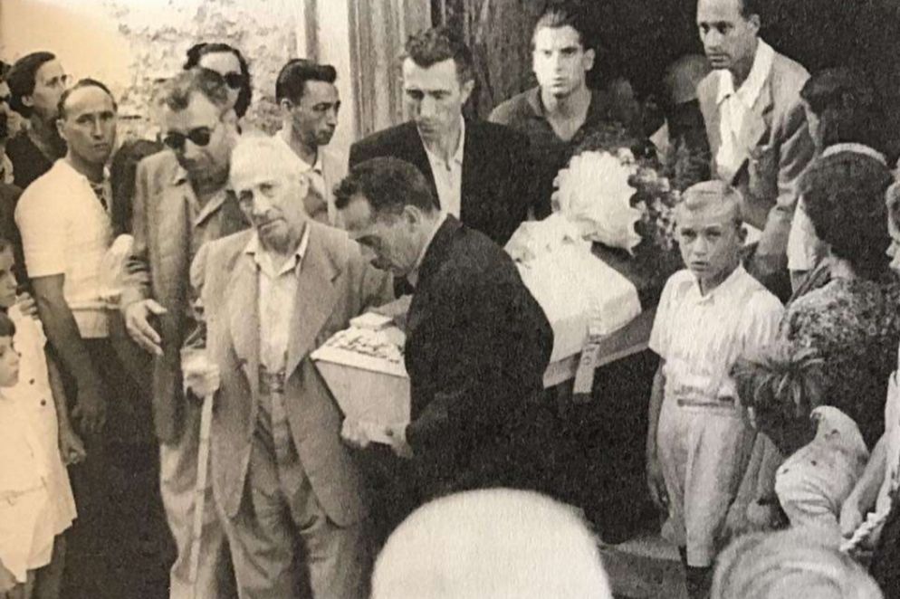 Il dott Micheletti (primo a destra vestito di scuro) porta la bara dei suoi due bambini (di uno si trovò solo la scarpina) - Archivio