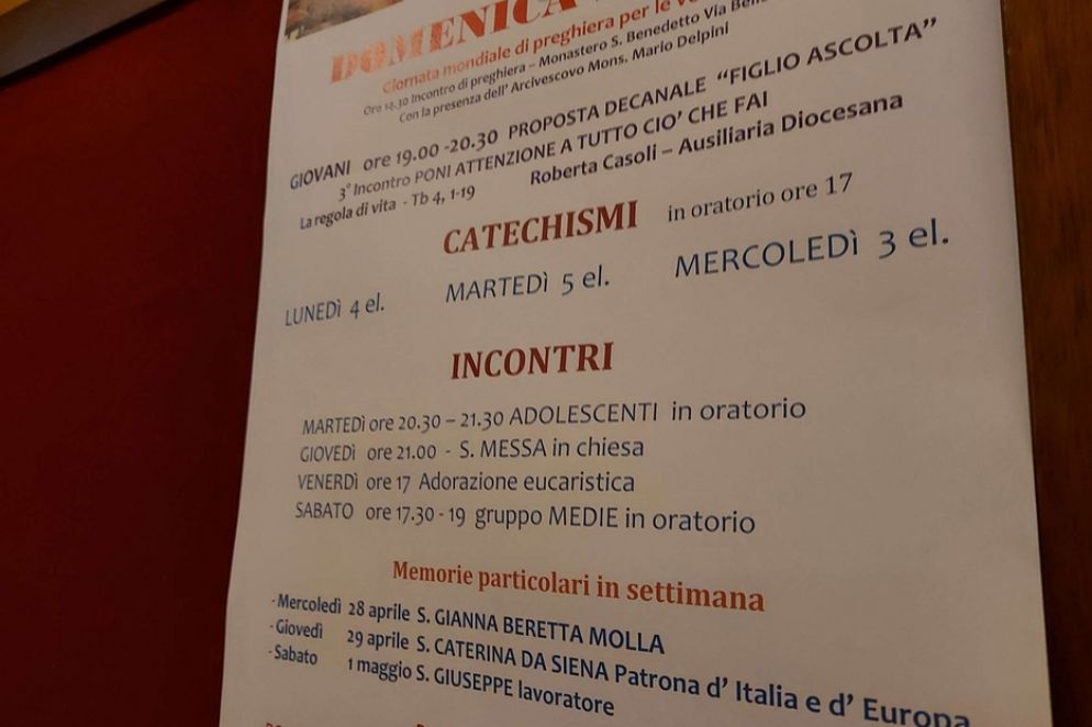 L’avviso in una parrocchia sulla ripartenza degli incontri di catechesi dal vivo - Avvenire