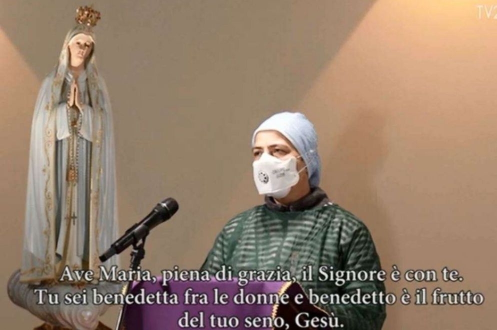 Un momento del Rosario al Pliclinico Gemelli - Frame da Tv2000