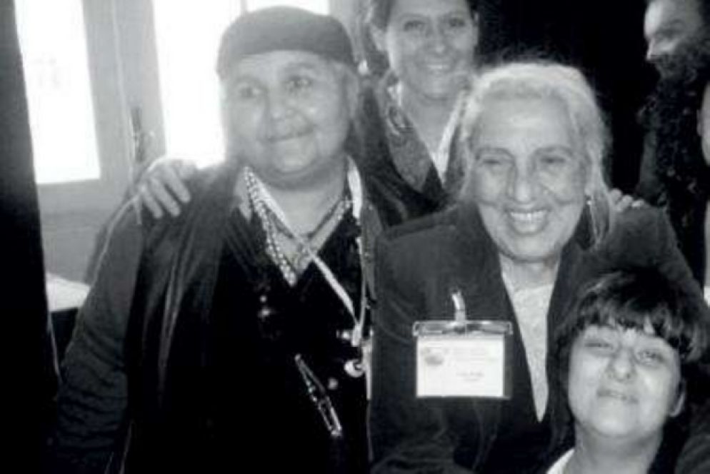 Un'altra immagine di Sabrina in un momento felice della sua vita, a Napoli, durante l'incontro con Ceija Stojka, una deportata di Auschwitz