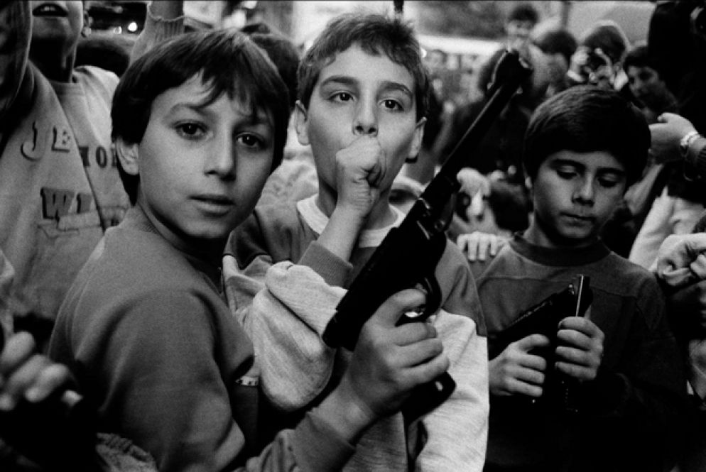 Festa del giorno dei morti, i bambini giocano con le armi, Palermo,1986 (foto di Letizia Battaglia, courtesy l'artista)