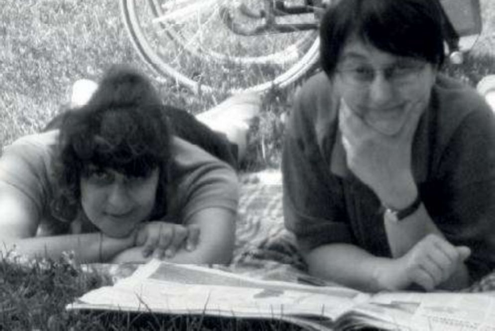 Sabrina insieme a una sua amica in vacanza