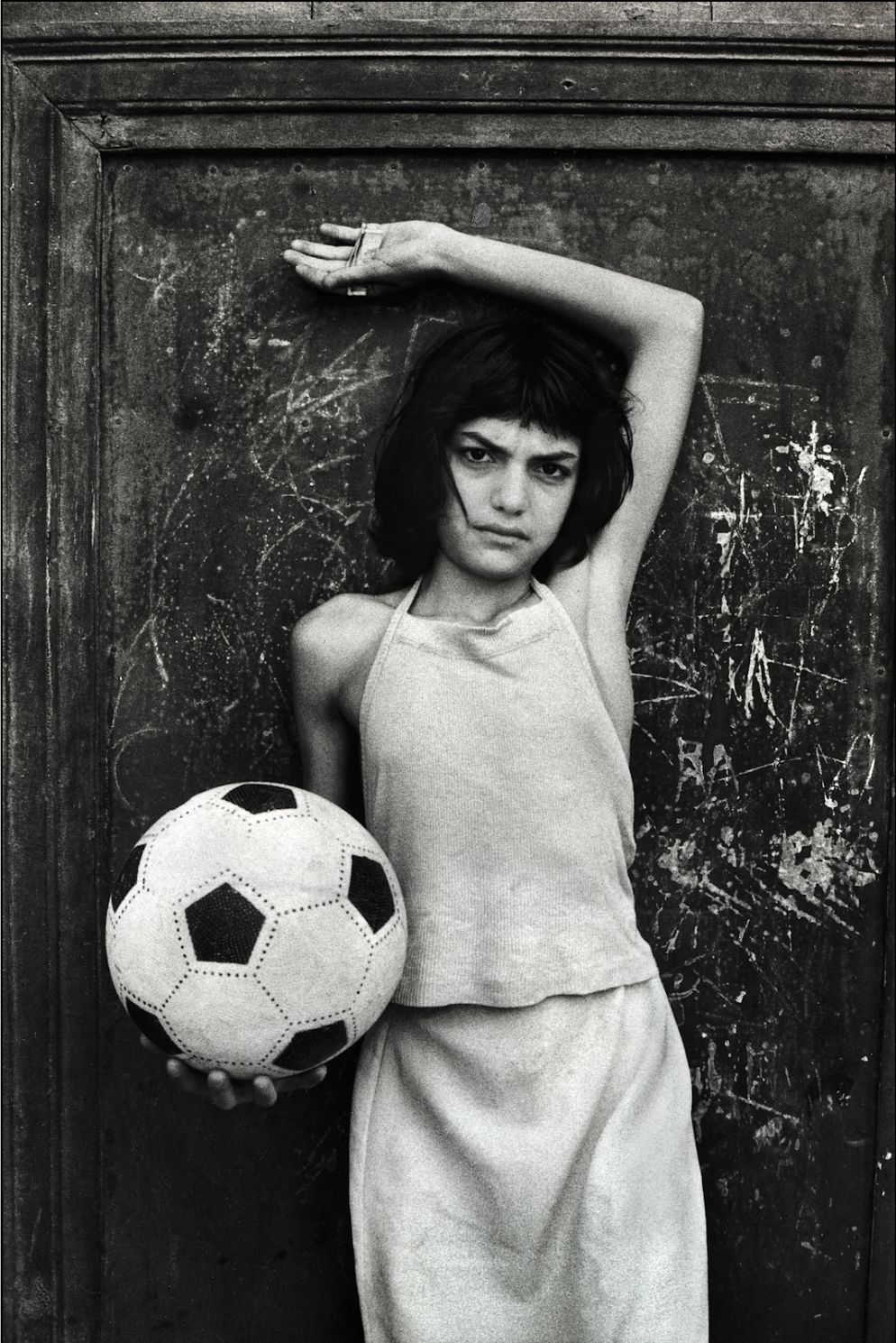 La bambina con il pallone, quartiere la Cala, Palermo,1980 (foto di Letizia Battaglia, courtesy l'artista) - è vietato utilizzare questa foto senza permesso