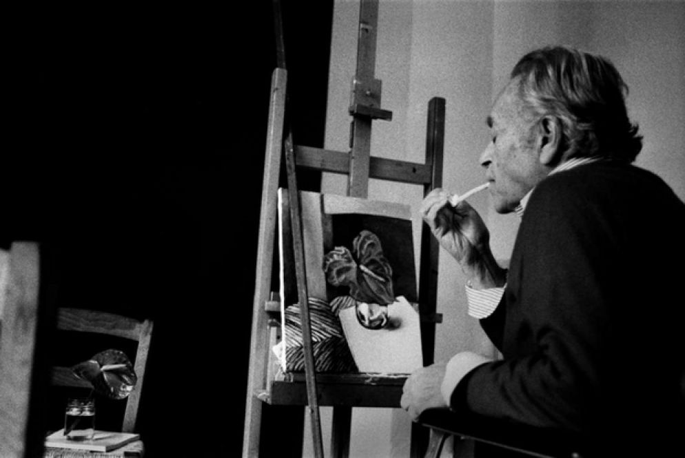 Renato Guttuso nel suo studio, Palermo, 1985 (foto di Letizia Battaglia, courtesy l'artista)