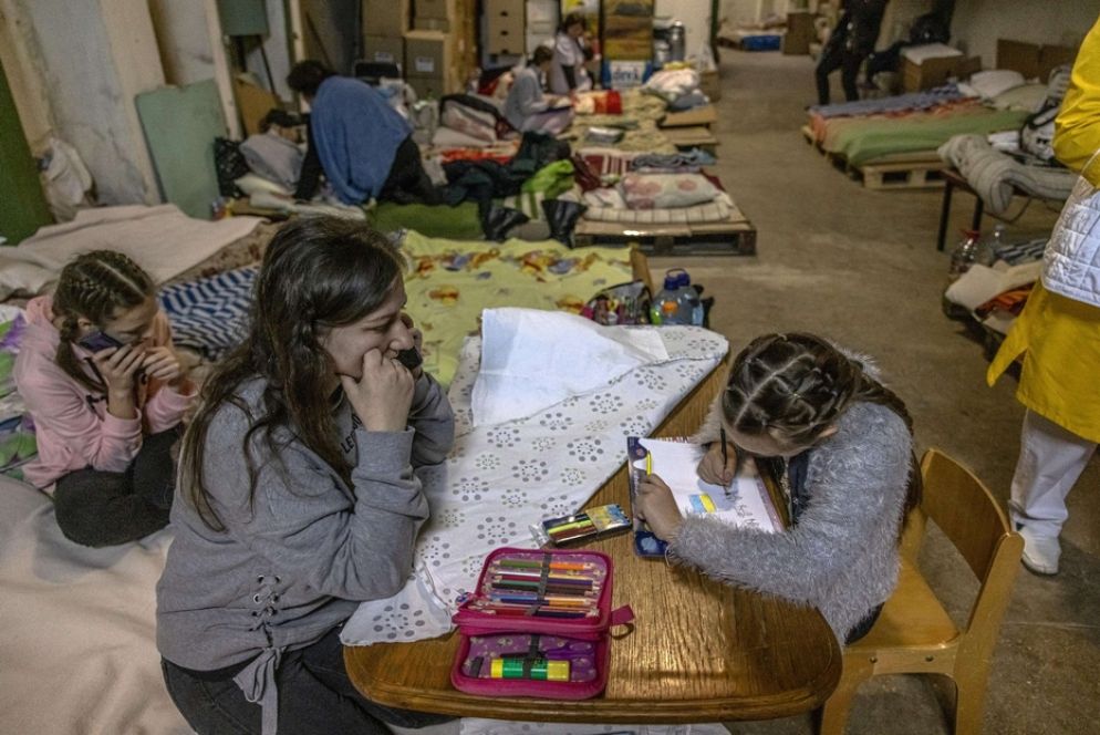 Nel seminterrato dell'ospedale pediatrico Ohmadyt di Kiev hanno trovato rifugio dalle bombe anche tante mamme con bambini della città. Qui si cerca di seguire le lezioni