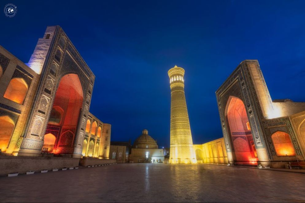 La leggendaria piazza Registan a Bukhara, con il minareto lasciato intatto dall'invasione di Gengis Khan
