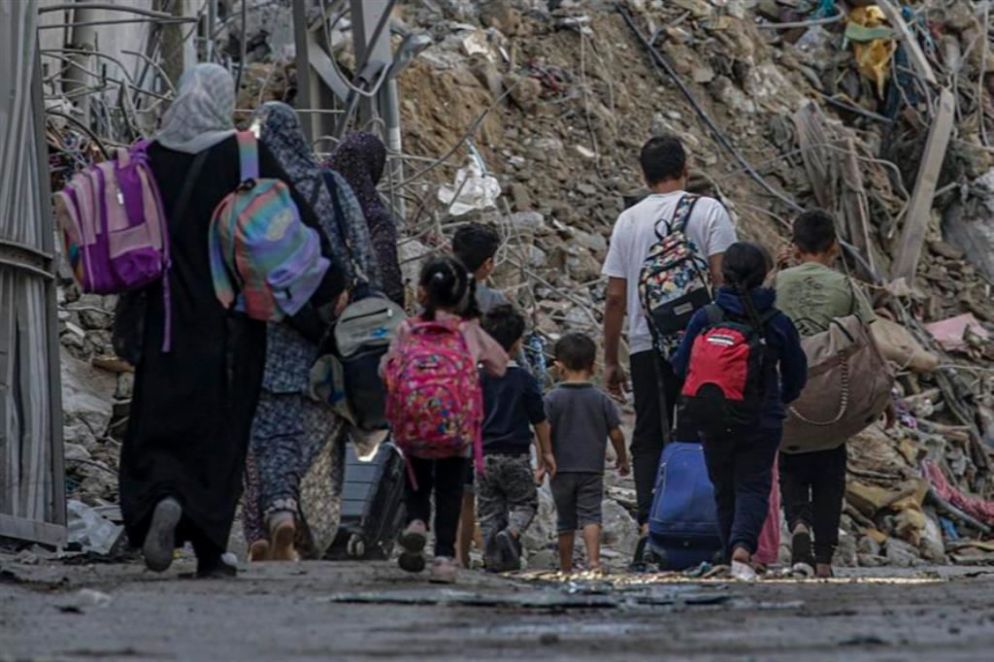 L'offensiva israeliana contro Gaza si scatena subito dopo l'attaco di Hamas. E non risparmia i civili, in due mesi sono stati uccisi 18.500 palestinesi, solo in minima parte miliziani di Hamas o di altri gruppi terroristici. Anche la chiesa di Gaza con il suo oratorio e le scuole cattoliche sono finite sotto le bombe. Paradosso terribile, persino tre israeliani rapiti da Hamas il 7 ottobre, che erano riusciti a fuggire, sono stati uccisi dall'esercito israeliano mentre camminavano sventolando un bandiera bianca per rientrare in patria. Invece Nahida e la figlia Samar, cristiane, sono state uccise da un cecchino israeliano appena fuori dalla parrocchia della Sacra Famiglia di Gaza City, mentre si dirigevano al convento delle suore di Madre Teresa che ospitano 54 bimbi disabili. Prima i proiettili hanno raggiunto Nahida: quando Samar ha cercato di soccorrerla, è stata ferita a morte.