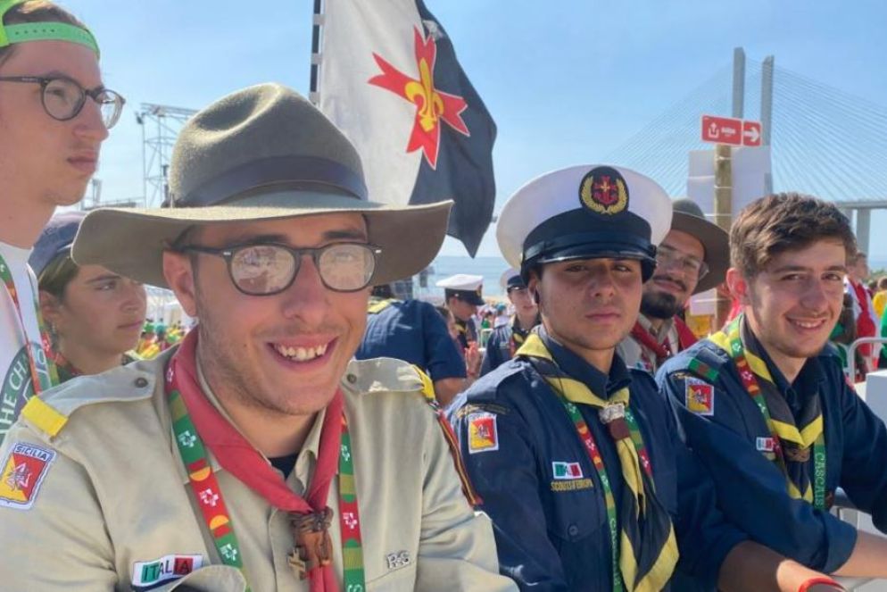 Un trio di scout della Fse, la Federazione Scout Europa, dalla diocesi di Patti, provincia di Messina. Primo a sinistra, Emanuele Modica, 22 anni, studente di ingegneria informatica. «Mi porto a casa l’unione di tutti questi giovani riuniti attorno al Papa e convocati dalla Chiesa con un unico scopo: pregare il Signore».