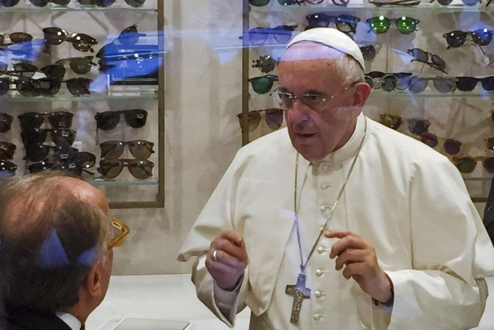 Gesti a sorpresa. Il Papa come un comune cittadino si è recato in più di una occasione dal suo oculista di fiducia per cambiare le lenti degli occhiali. Ma diverse sono anche le visite a sorpresa fatte dal Papa a persone o gruppi