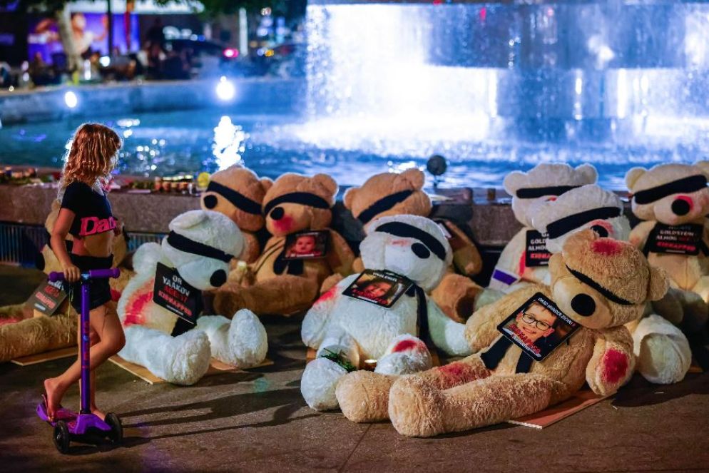 Pupazzi insanguinati nella piazza principale di Tel Aviv per ricordare gli ostaggi nelle mani di Hamas